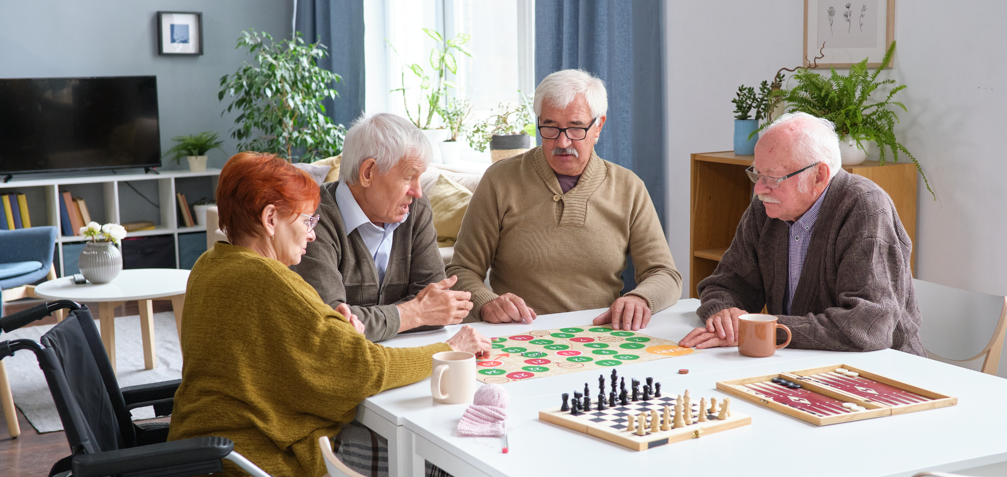 Seniors qui jouent à des jeux de société